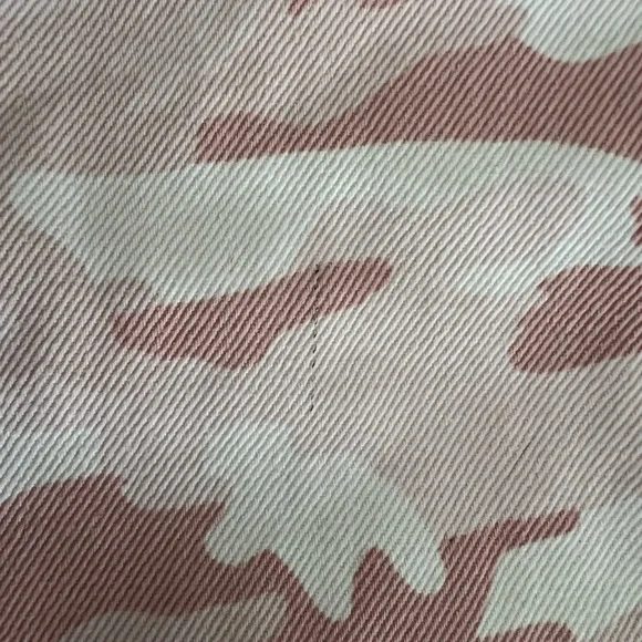 Stradivarius pink camo wide leg cargo pants. NWT. Size 6. A few small pen marks - Picture 2 of 7